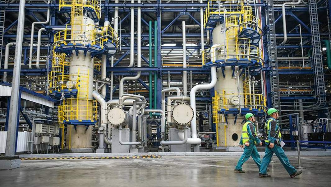 На территории нефтеперерабатывающего завода