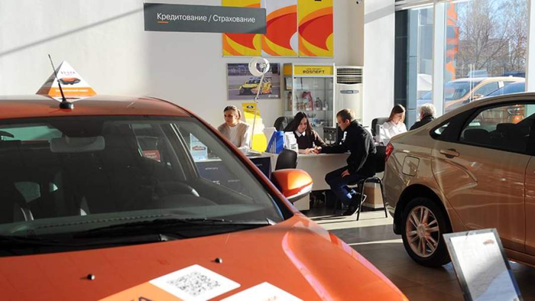 Менеджеры отдела кредитования и страхования работают с клиентами в автоцентре