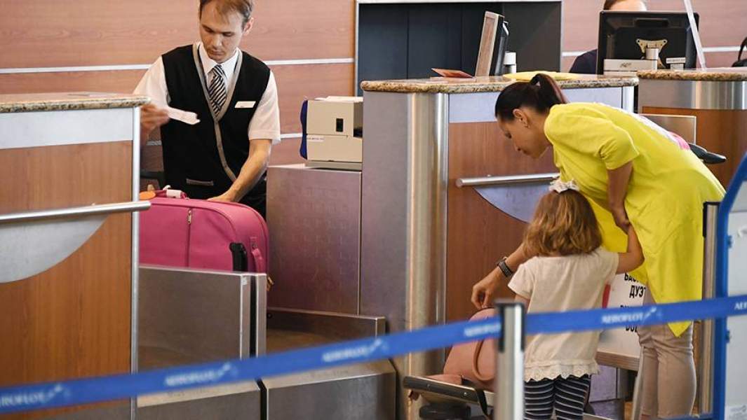 Пассажиры с багажом в аэропорту Шереметьево