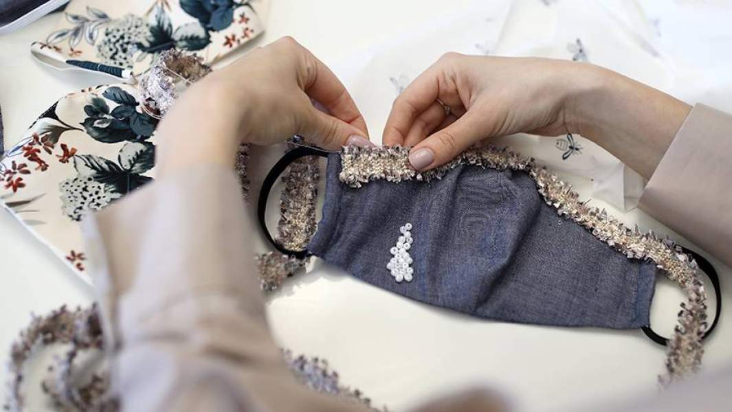 Дизайнер шьёт на заказ дизайнерские трёхслойные защитные маски