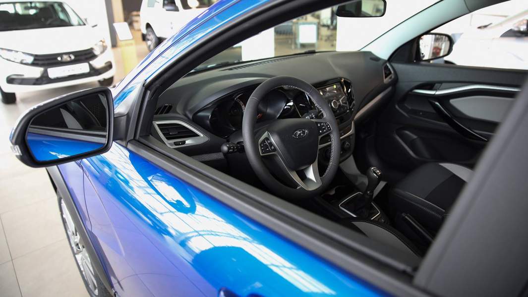 Автомобиль Lada Vesta SW Cross в автосалоне дилерского центра