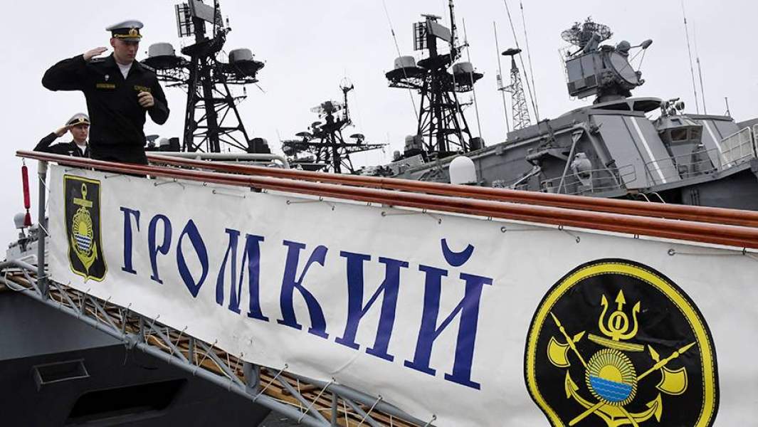 Торжественная встреча из дальнего трехмесячного похода в Азиатско-Тихоокеанском регионе отряд боевых кораблей «Громкий» и «Совершенный» на военном причале Тихоокеанского флота на Корабельной набережной во Владивостоке