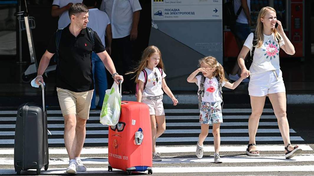 Отдыхающие возле Международного аэропорта Сочи