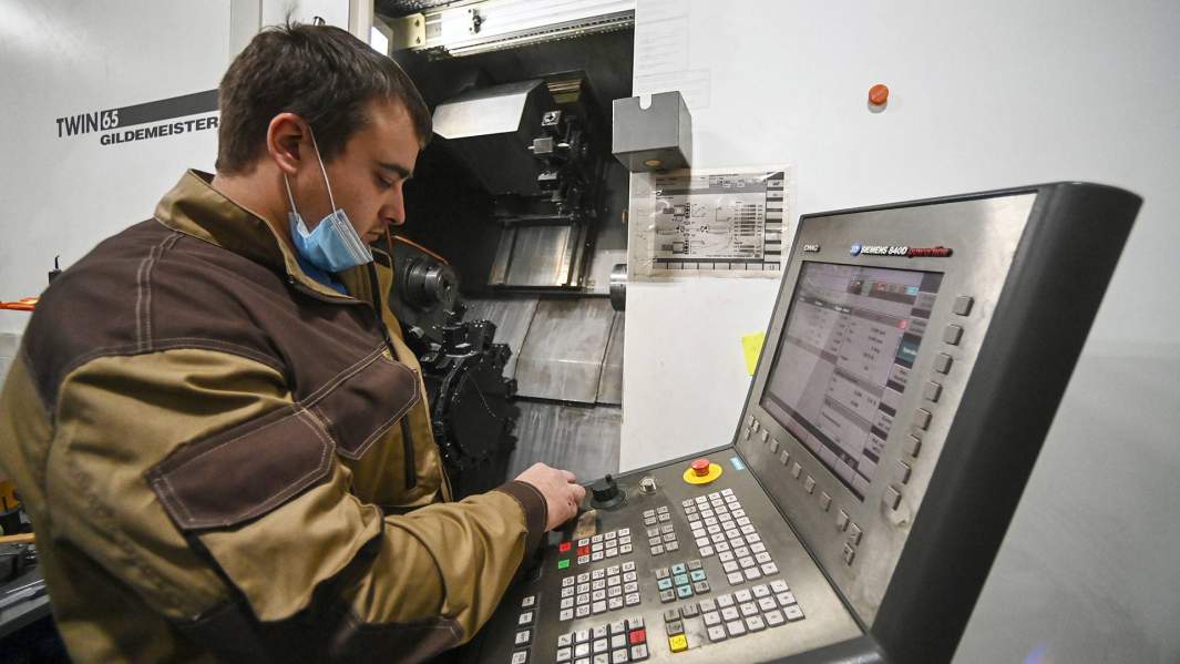 Инженер за работой на предприятии по производству оружия ООО "Промтехнология", выпускаемого под оружейным брендом "Orsis", в Московской области