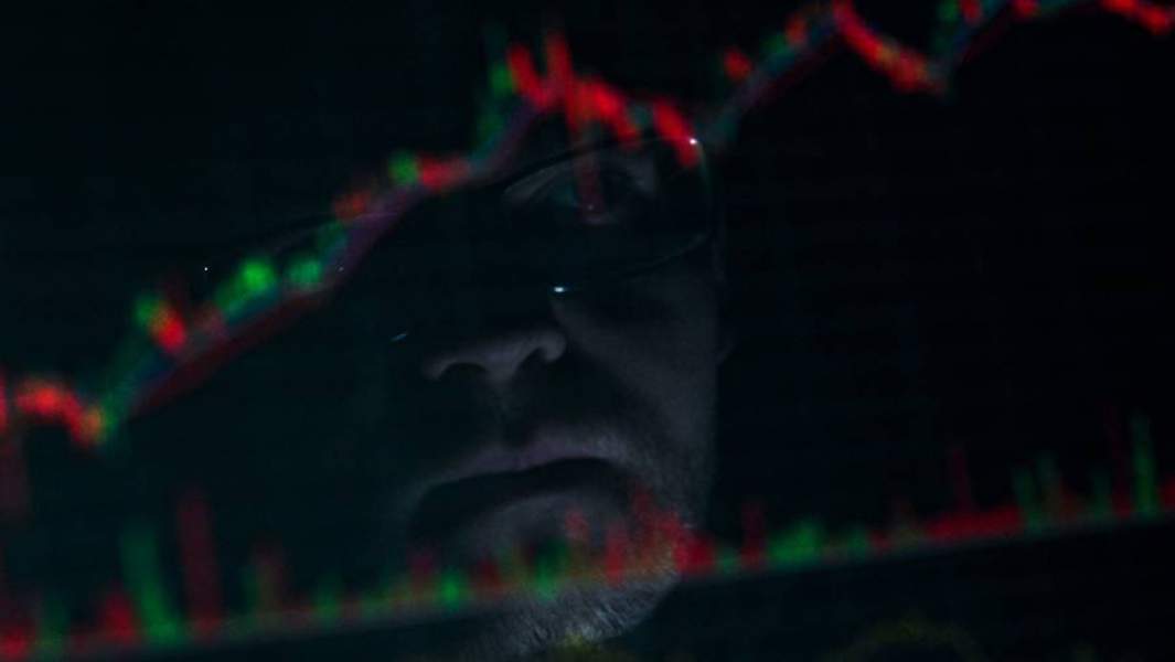 Трейдер во время удаленной работы в Москве