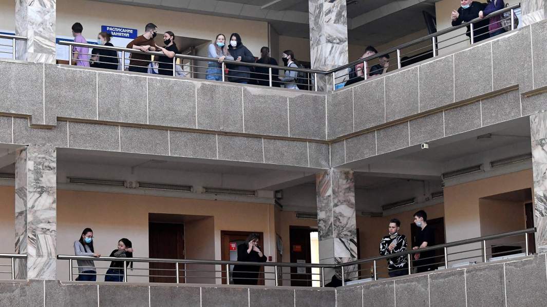 студенты в университете