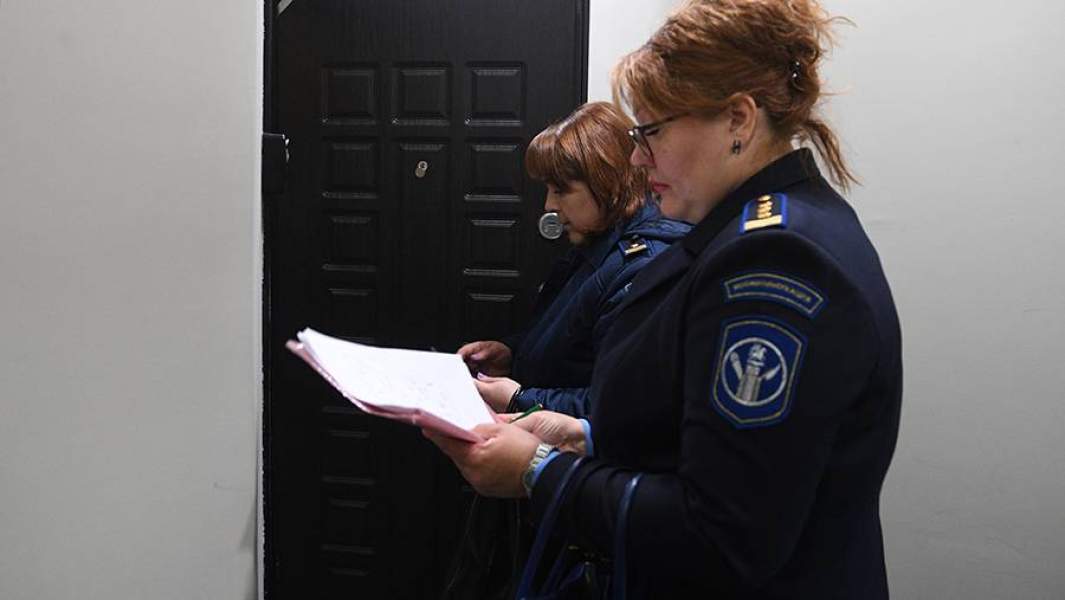 Сотрудницы Мосжилинспекции во время рейда в квартиру в Москве