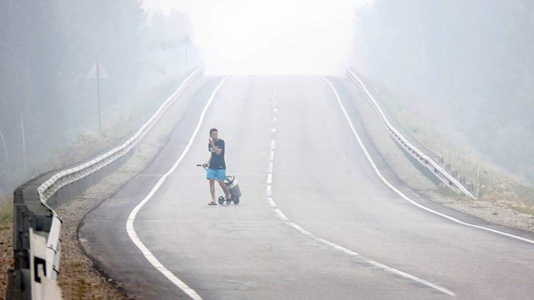 Дым от лесного пожара недалеко от села Магарас в Горном улусе в Якутии