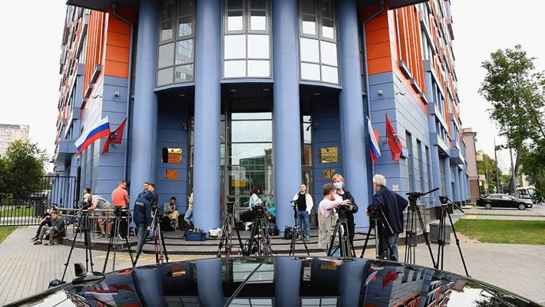 Журналисты у здания Мещанского районного суда Москвы