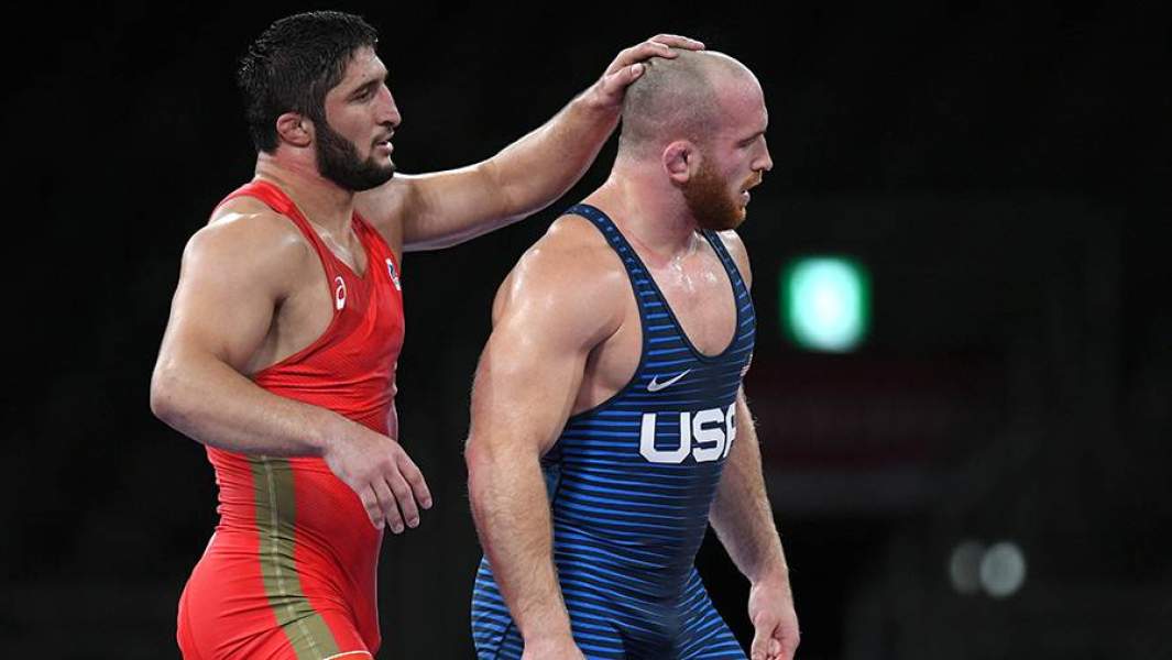 Слева направо: российский спортсмен (команда ОКР) Абдулрашид Садулаев и Кайл Фредерик Снайдер (США) после финального поединка на соревнованиях по вольной борьбе среди мужчин в весовой категории до 97 кг на XXXII летних Олимпийских играх