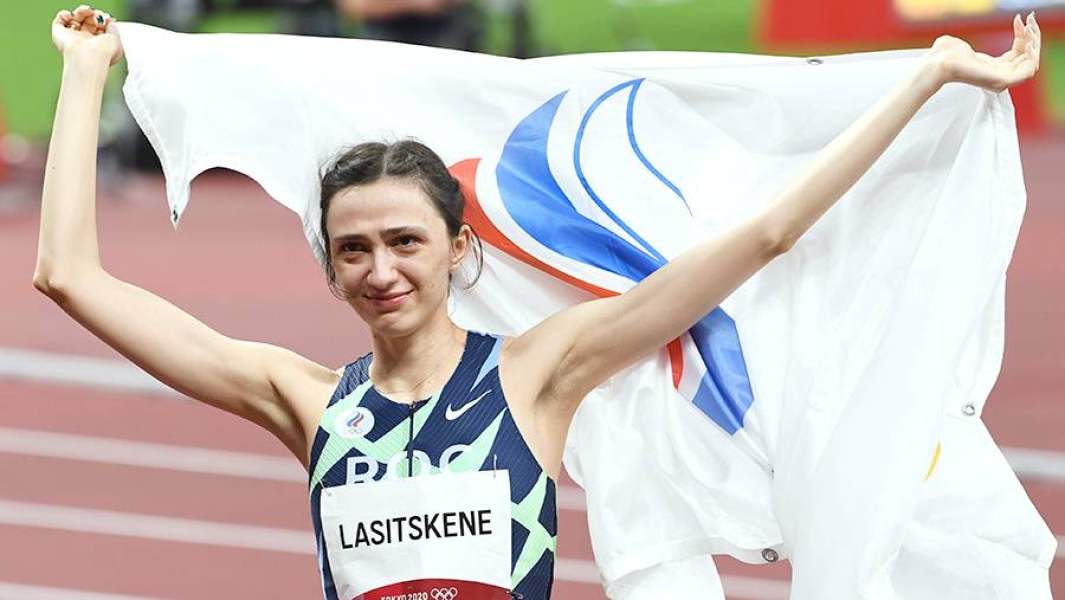 Российская спортсменка (команда ОКР) Мария Ласицкене, завоевавшая золотую медаль в соревнованиях по прыжкам в высоту среди женщин на XXXII летних Олимпийских играх в Токио
