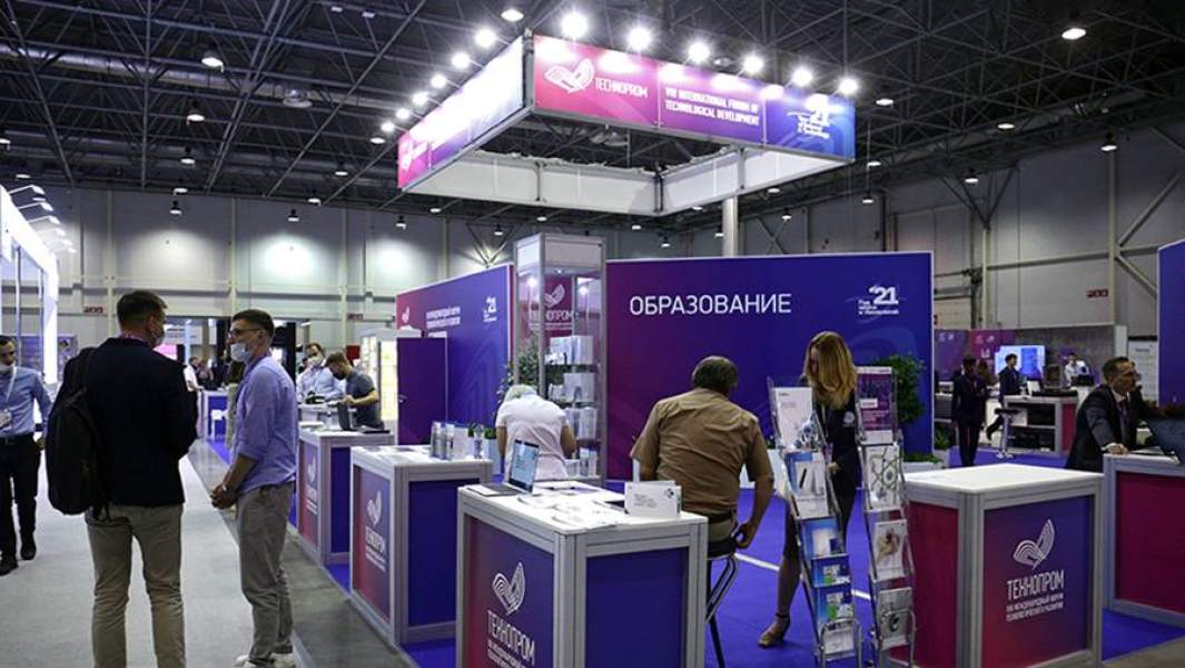 Посетители выставки на VIII Международном форуме «Технопром-2021» в Новосибирске