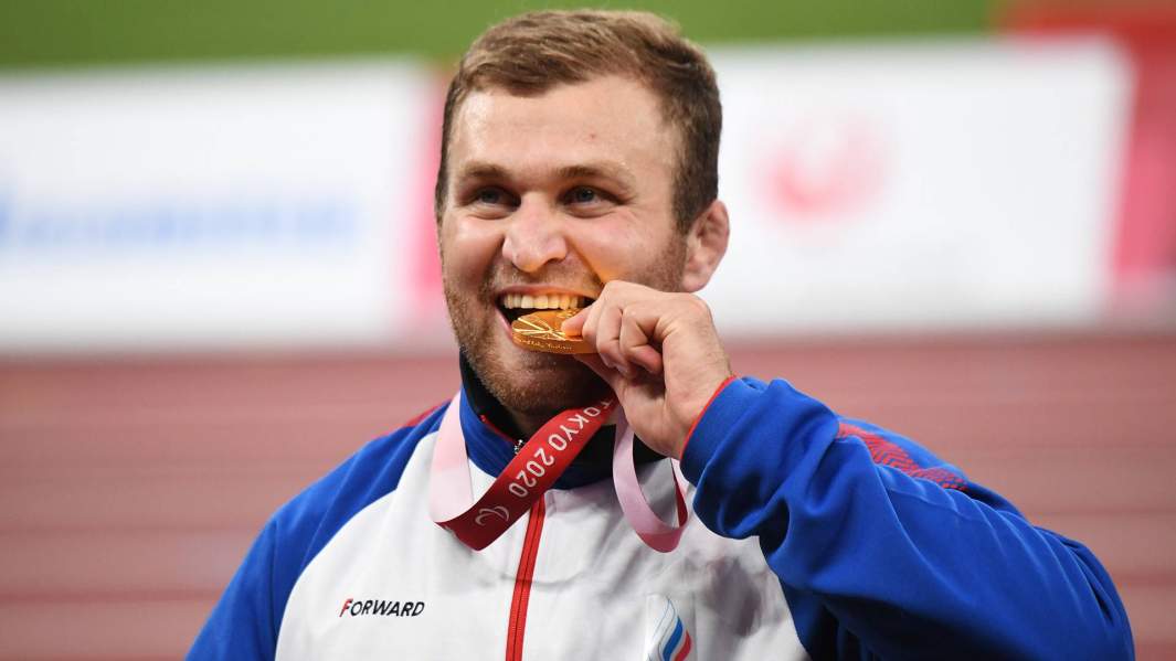 Альберт Хинчагов, завоевавший золотую медаль в соревнованиях по толканию ядра среди мужчин в классе F37 на соревнованиях по легкой атлетике XVI летних Паралимпийских игр