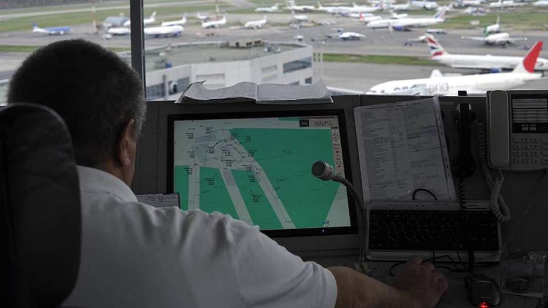 Авиадиспетчер за работой в командно-диспетчерском пункте (КДП) аэропорта "Домодедово" 