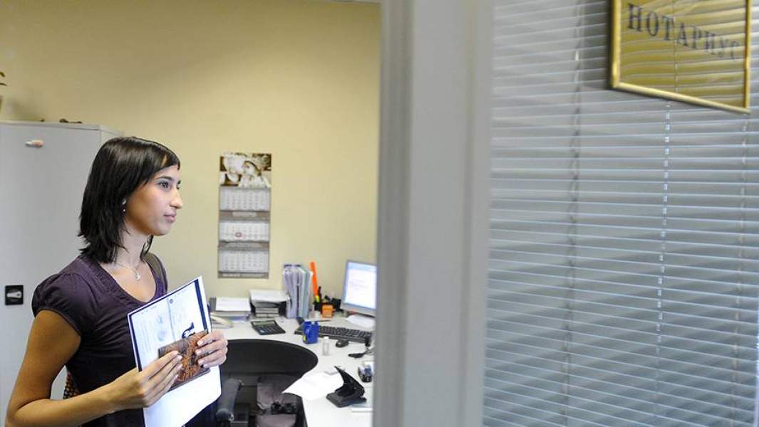 Посетительница в нотариальной конторе