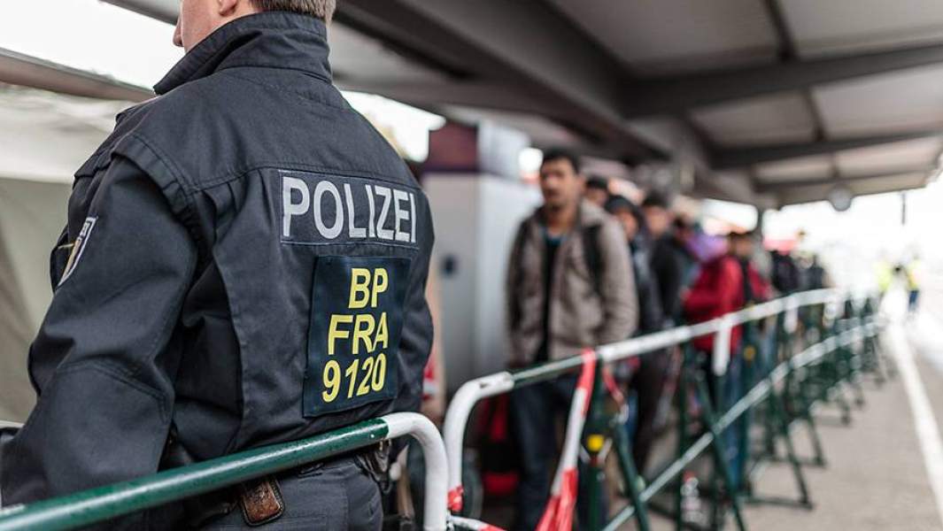 Сотрудник полиции на пропускном пункте