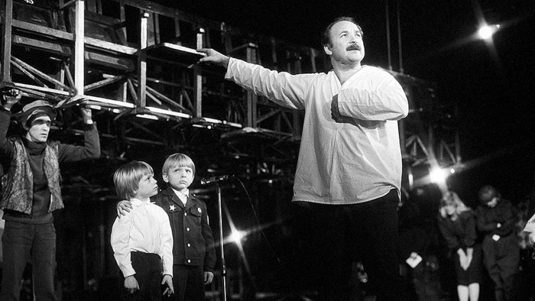 Николай Губенко в сцене из спектакля «Владимир Высоцкий»