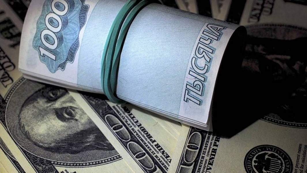 Рублевые и долларовые купюры