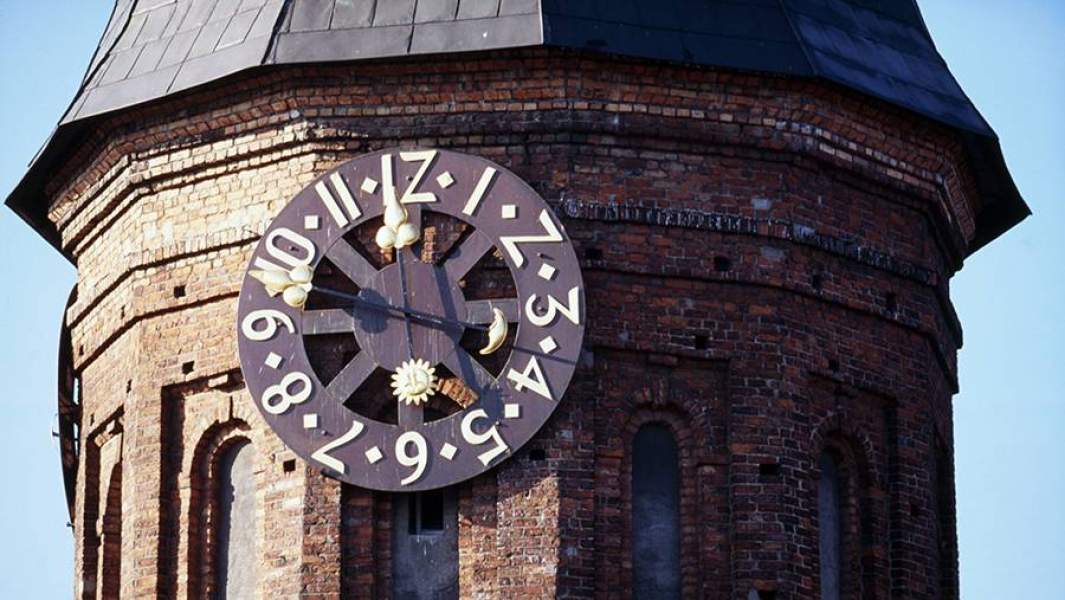 Копия часов фирмы «Симменс» (изготовлена в Штутгарте), установленных на соборе в 1924 году, но разрушенных при бомбовых налетах британской авиации на Кенигсберг в 1944 году