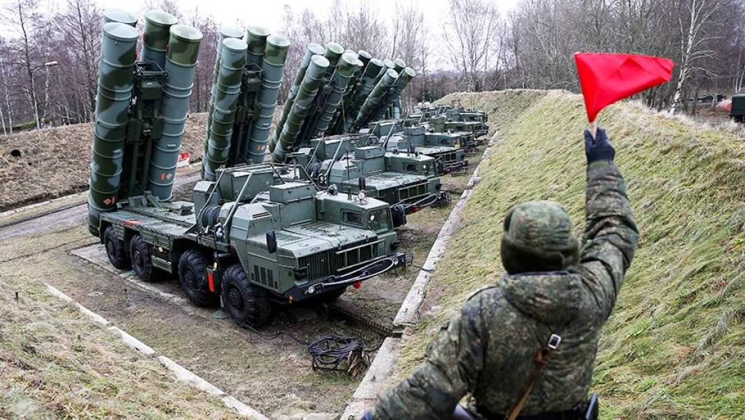 Боевые расчеты зенитных ракетных комплексов С-400 «Триумф» во время тренировки по боевой готовности в Калининградской области