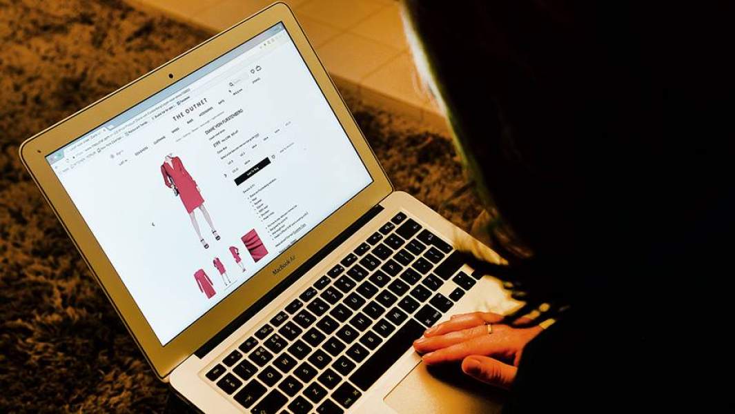 Девушка выбирает товар в интернет-магазине