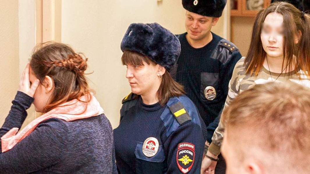 Алина Орлова и Алена Савченко, обвиняемые по делу о жестоких убийствах животных