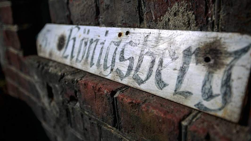 Указатель на немецком языке у развалин оборонительных укреплений форта № 5 «Король Фридрих Вильгельм III» в Калининграде