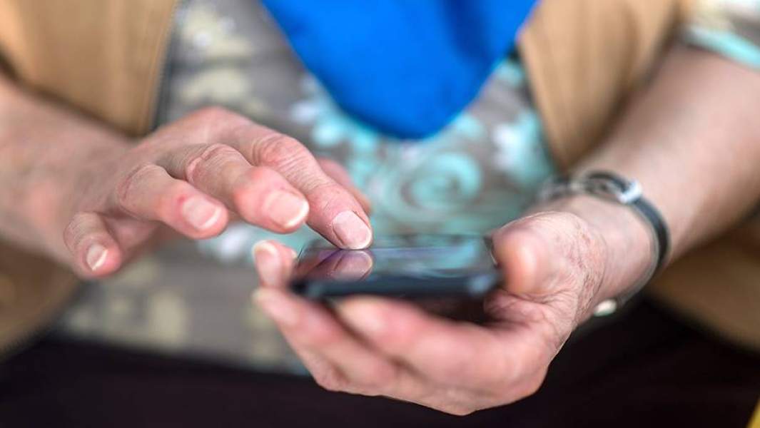 Пенсионерка с телефоном