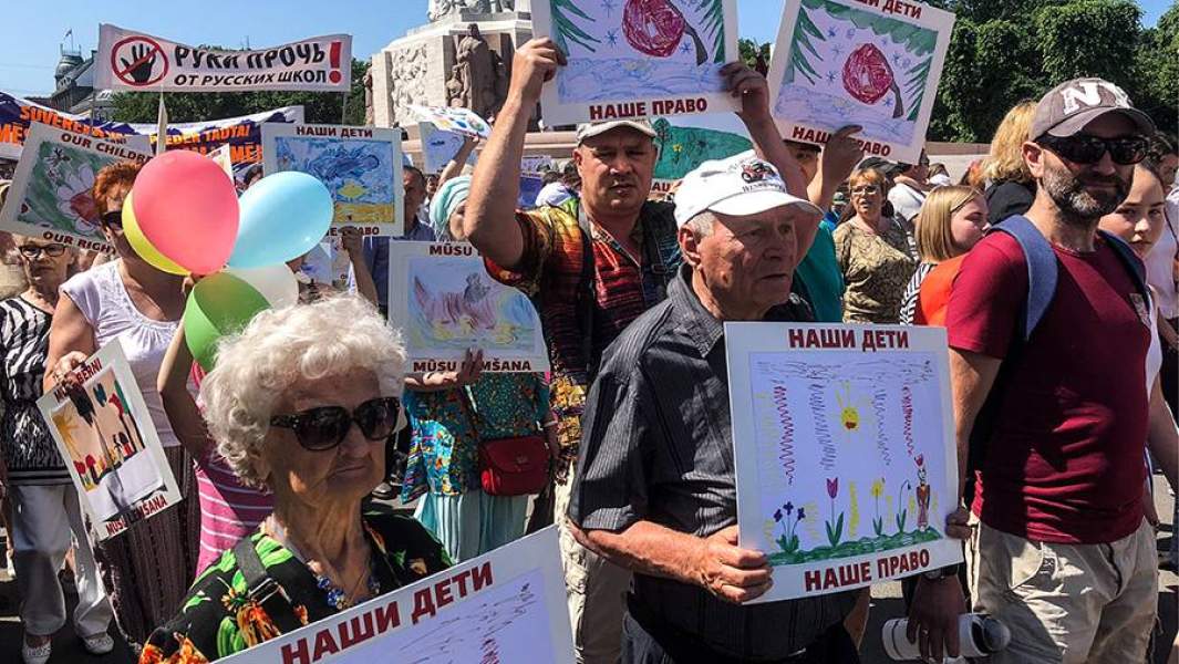 Участники массового шествия в знак протеста против перевода школ национальных меньшинств на латышский язык обучения