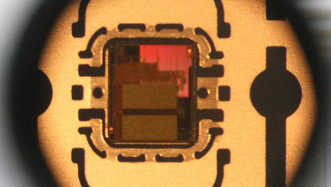 Производственная линия с чипами на заводе