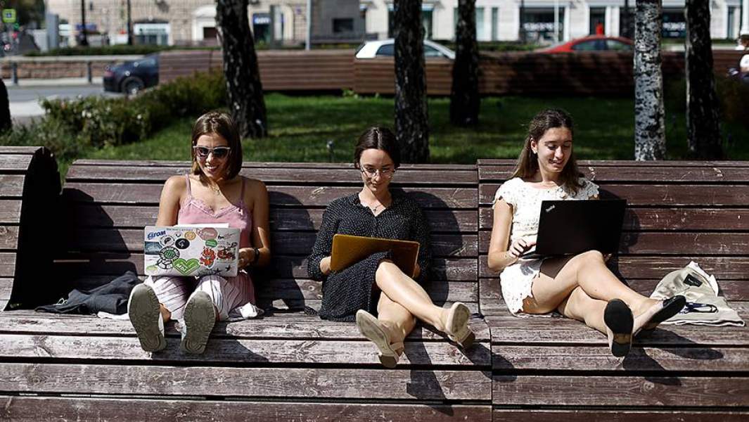 девушки с ноутбуками на скамейке