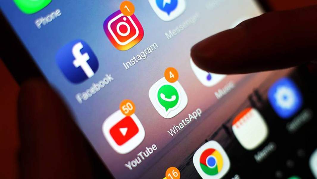 Иконки различных соцсетей на экране смартфона