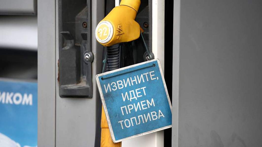 Заправочный пистолет на автомобильной заправочной станции