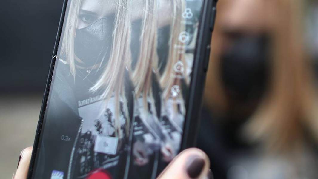 Девушка снимает ролик, используя приложение TikTok