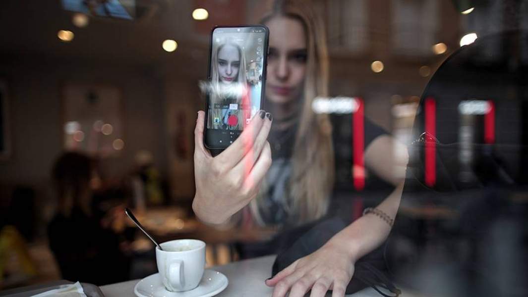 Девушка снимает видеоблог