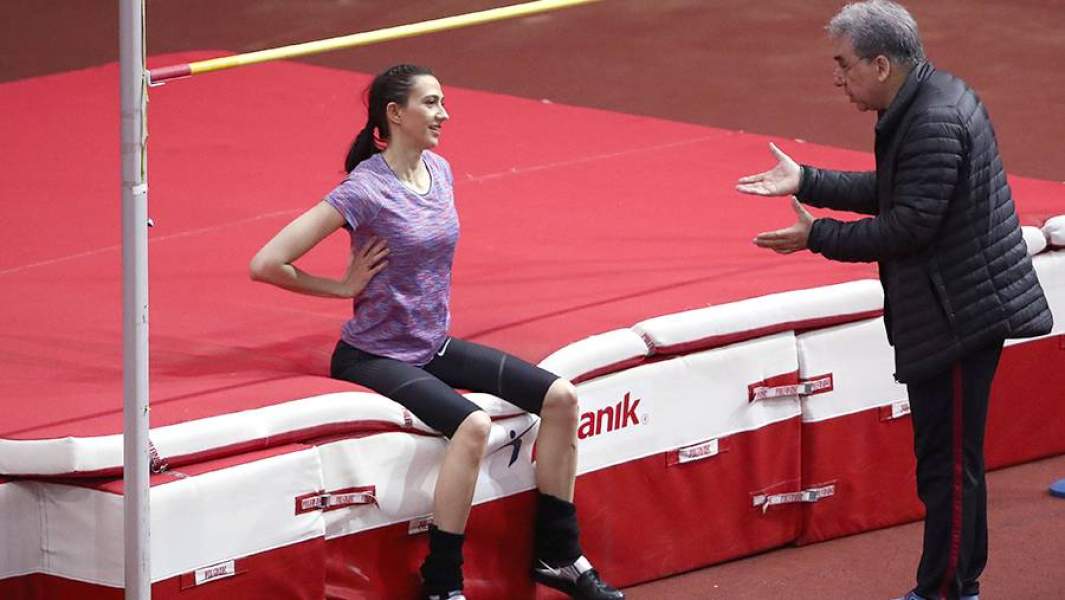 Мария Ласицкене и ее тренер Геннадий Габрилян во время тренировки на манеже в крытом легкоатлетическо-футбольном комплеке ЦСКА в рамках подготовки к летним Олимпийским играм в Токио