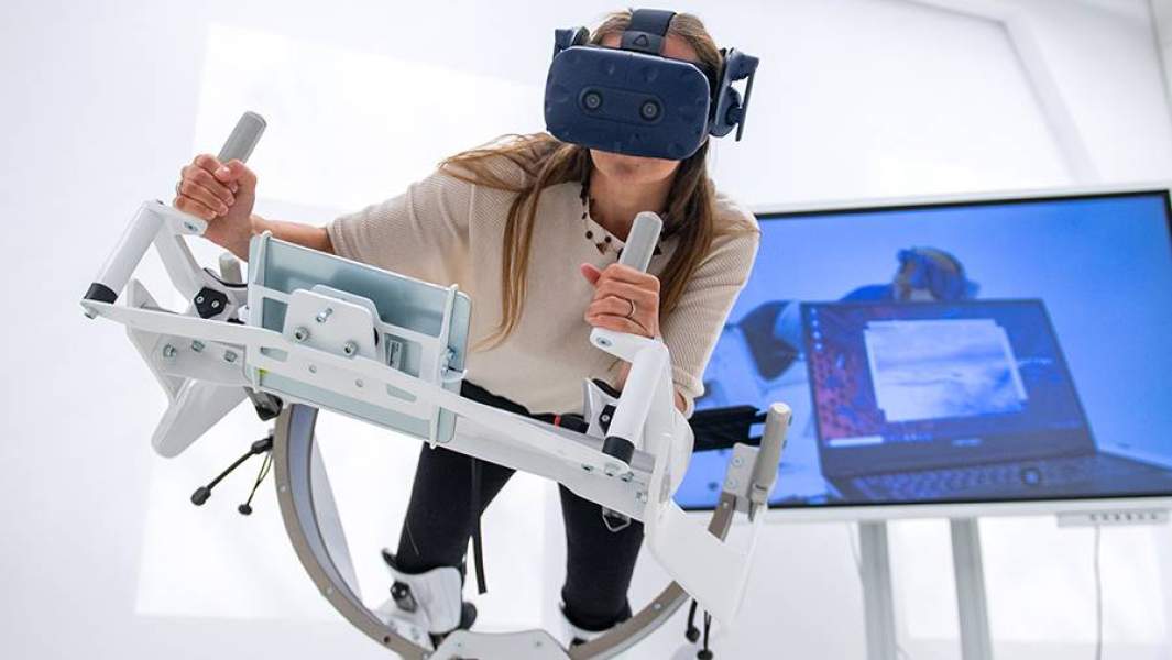 Девушка в шлеме VR