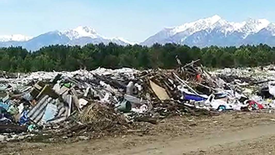 Свалка бытового мусора в Тункинском национальном парке Бурятии
