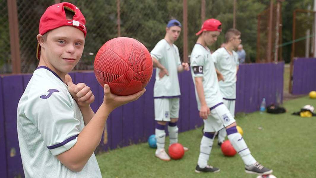 Дети с синдромом Дауна во время тренировки по футболу