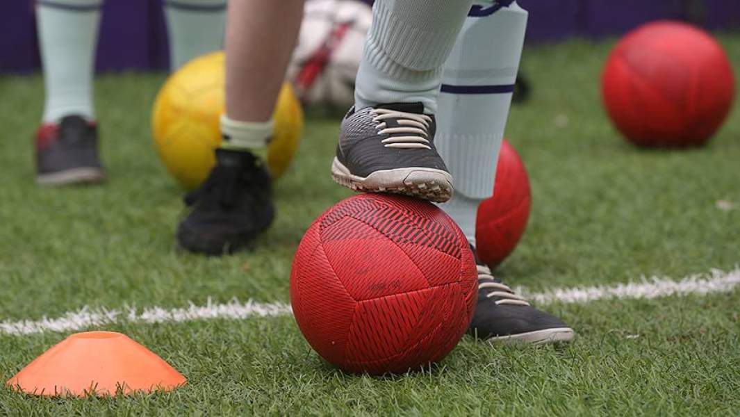 Дети с синдромом Дауна во время тренировки по футболу