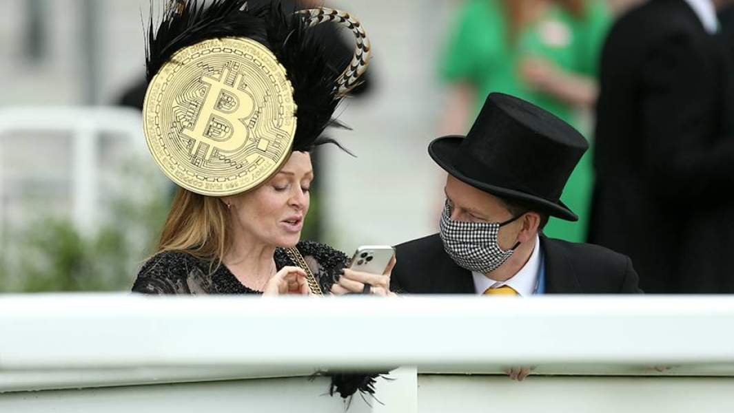 Женщина в шляпке с логотипом биткоина и мужчина на скамейке