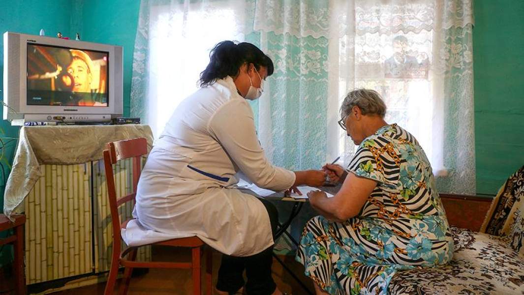 Женщина перед началом вакцинации на дому 