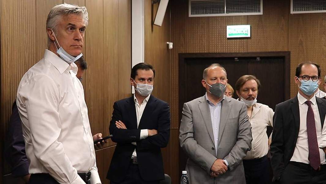 Майкл Калви (слева) во время оглашения приговора в Мещанском суде