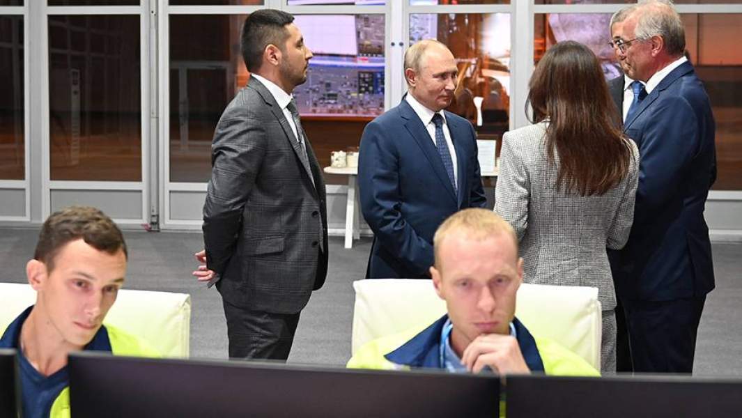 Президент РФ Владимир Путин во время посещения завода по производству сухих строительных смесей ООО "Цемикс" 