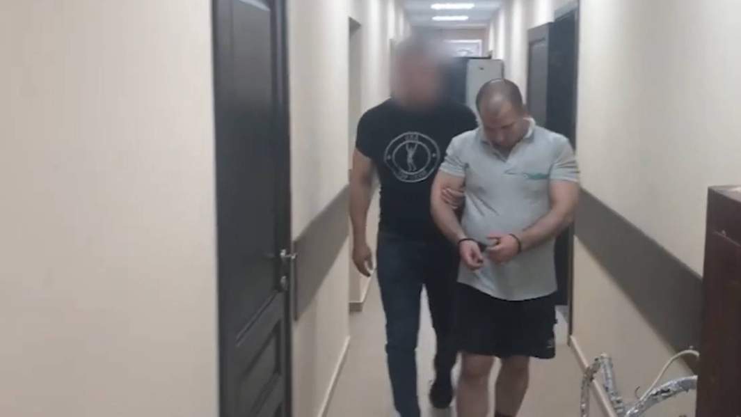 Задержанный заключенный Денис Грозава