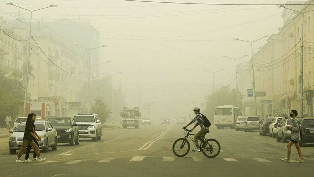 Дым от лесных пожаров в Якутске