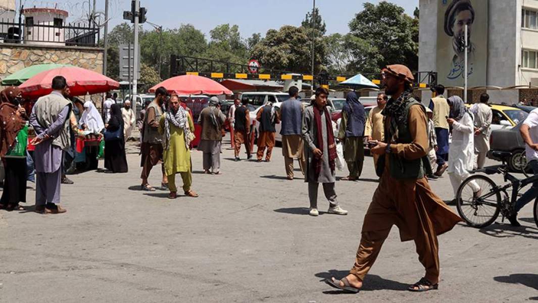 Местные жители спешат домой после новости об окружении Кабула сторонниками радикального движения "Талибан" (запрещено в РФ)