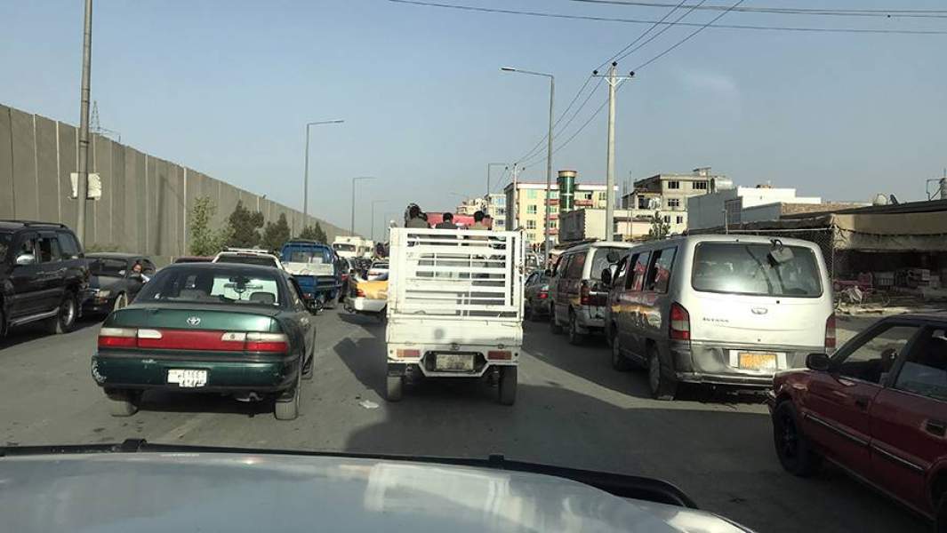 Местные жители пытаются покинуть Кабул после вступления в город боевиков движения «Талибан» (запрещено в РФ)