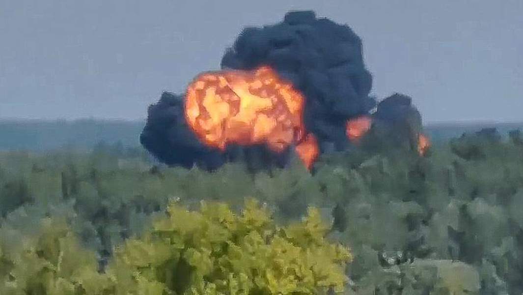 Взрыв на месте катастрофы военно-транспортного самолета Ил-112В