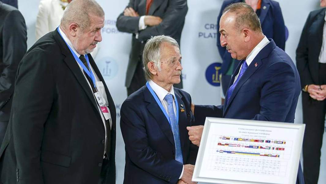 Председатель запрещенного в РФ экстремистского объединения «Меджлис крымско-татарского народа» Рефат Чубаров, депутат Верховной рады Украины Мустафа Джемилев и министр иностранных дел Турции Мевлют Чавушоглу (слева направо) во время совместного фоторафирования участников форума «Крымская платформа»